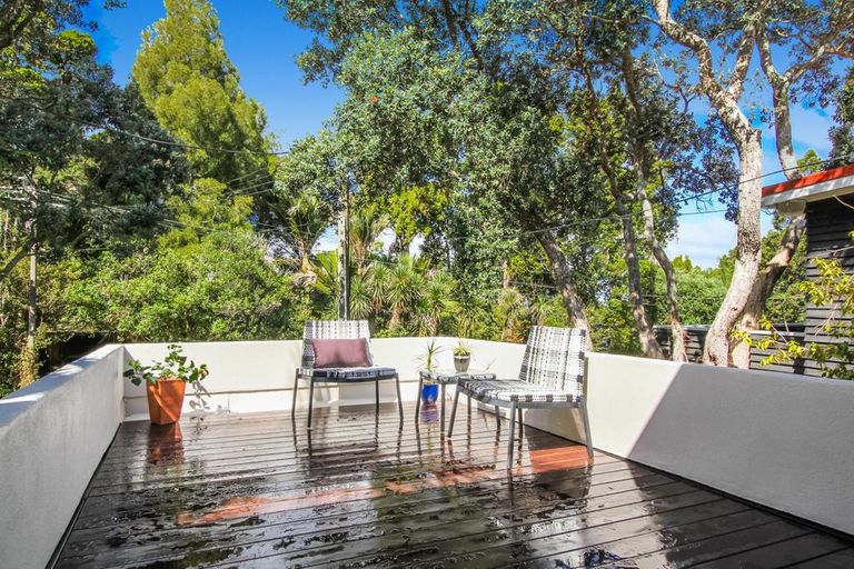 Photo of property in 11 Hollywood Avenue, Titirangi, Auckland, 0604