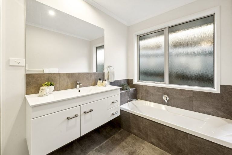 Photo of property in 31 Rochfort Crescent, Pyes Pa, Tauranga, 3112