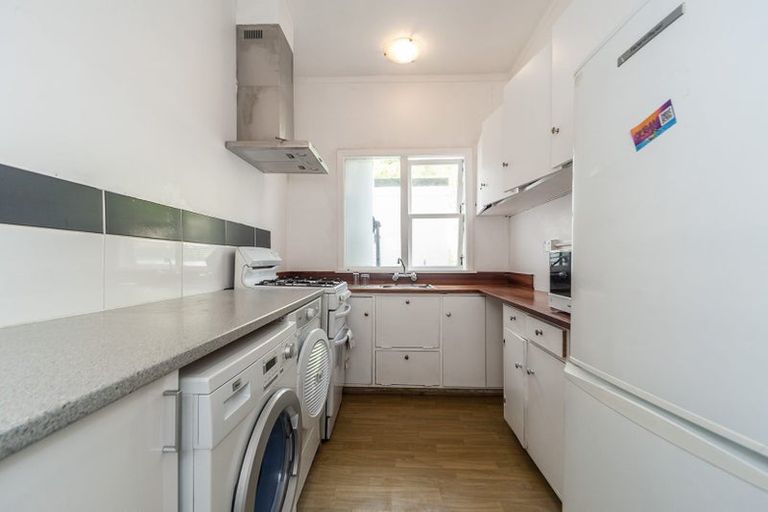 Photo of property in 281 Queens Drive, Lyall Bay, Wellington, 6022