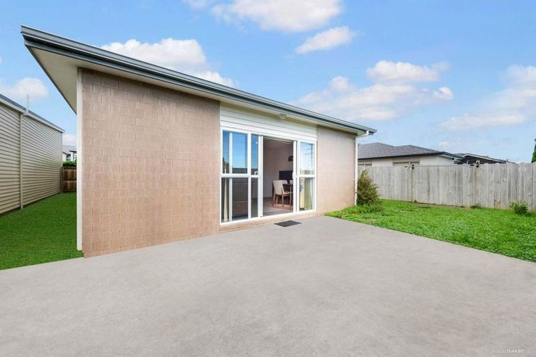 Photo of property in 30 Popokatea Drive, Takanini, 2112