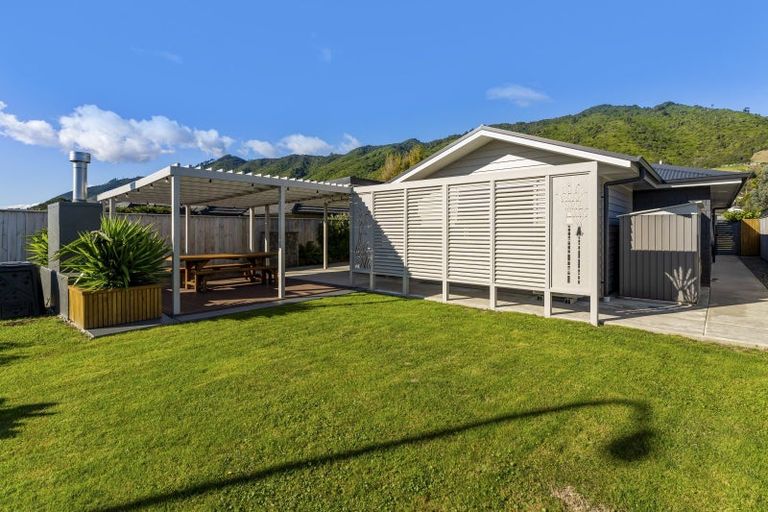 Photo of property in 5 Mahia Lane, Waikanae, 5036