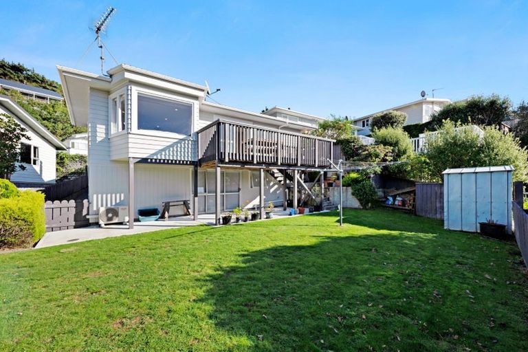 Photo of property in 17 Southern Cross Crescent, Island Bay, Wellington, 6023
