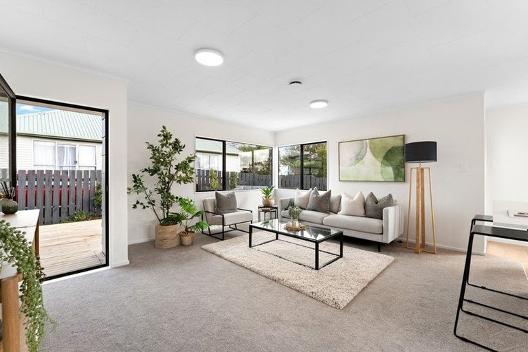 Photo of property in 2/7 Rewarewa Road, Te Atatu Peninsula, Auckland, 0610