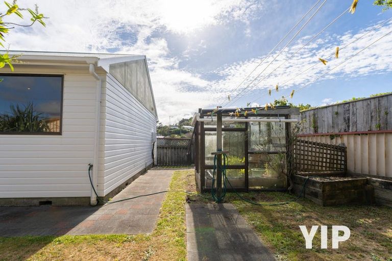 Photo of property in 20 Lyndfield Lane, Newlands, Wellington, 6037