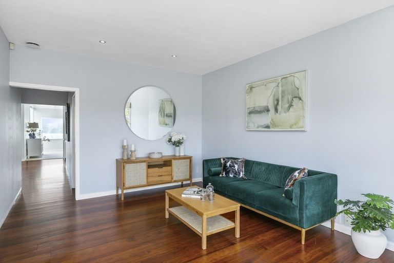 Photo of property in 114 Nevay Road, Karaka Bays, Wellington, 6022