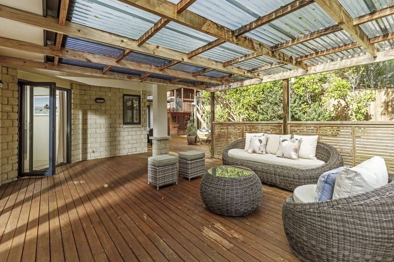 Photo of property in 6 English Oak Drive, Schnapper Rock, Auckland, 0632