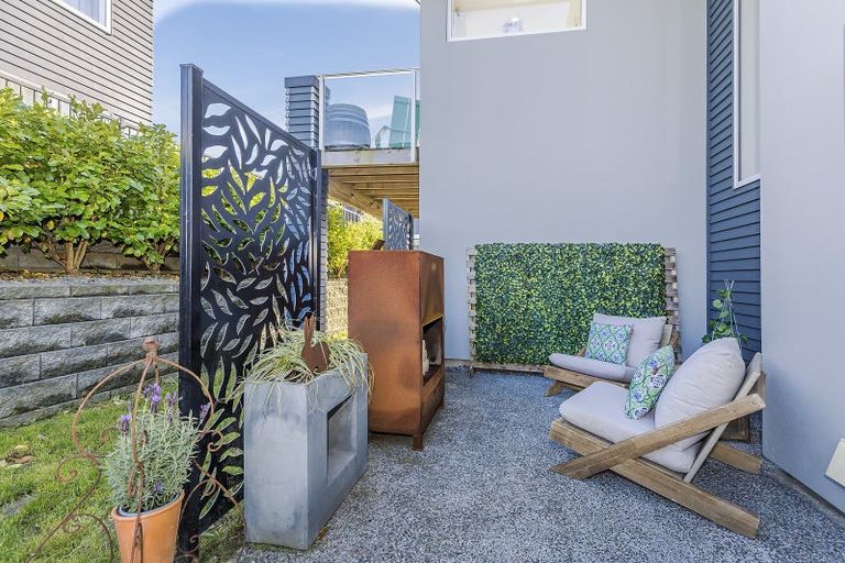 Photo of property in 2 Promontory Crescent, Newlands, Wellington, 6037