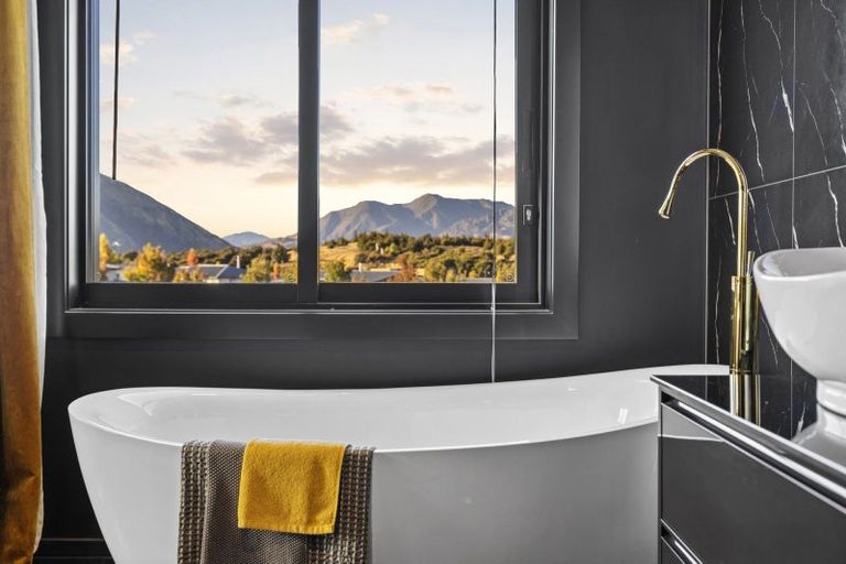 Photo of property in 7 Diamond Lane, Wanaka, 9305