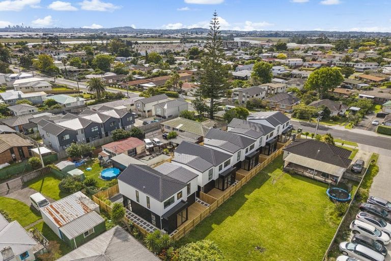 Photo of property in 4 Roberts Road, Matakatia, Whangaparaoa, 0930