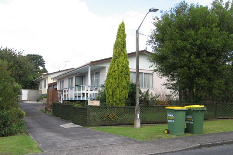 Photo of property in 2/3 Forsythe Place, Massey, Auckland, 0614