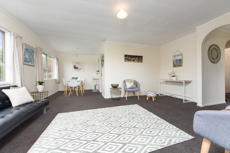 Photo of property in 28 Meadowood Drive, Unsworth Heights, Auckland, 0632