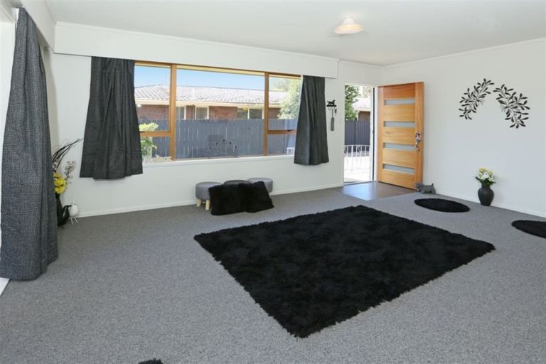 Photo of property in 2/201 Henderson Valley Road, Henderson, Auckland, 0612