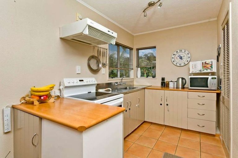 Photo of property in 4 Tetrarch Place, Totara Vale, Auckland, 0629