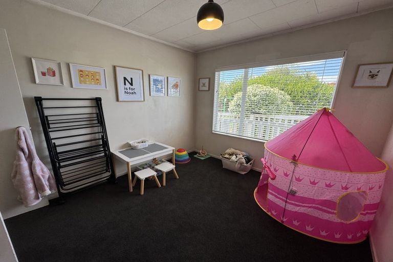 Photo of property in 14 Wren Place, Unsworth Heights, Auckland, 0632