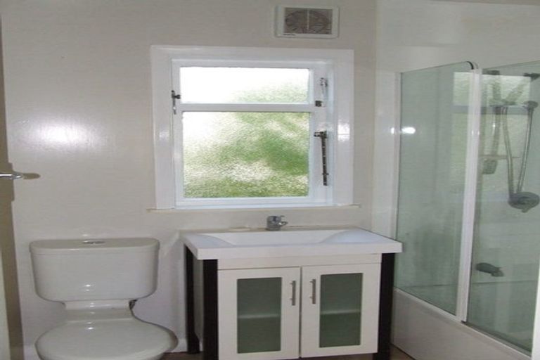 Photo of property in 18 Albemarle Road, Northland, Wellington, 6012