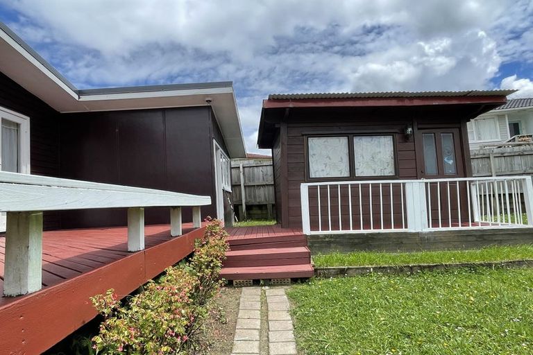 Photo of property in 11 Thornlow Street, Glendene, Auckland, 0602