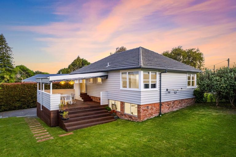 Photo of property in 4 Maunder Place, New Lynn, Auckland, 0600