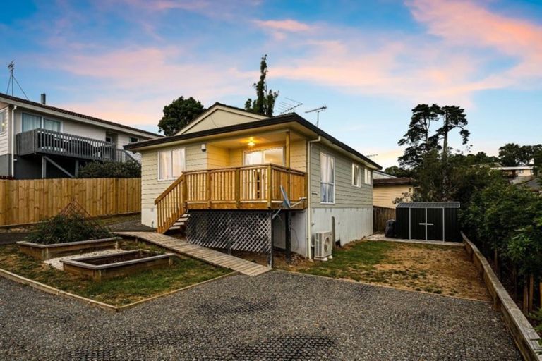 Photo of property in 26 Halloran Place, Massey, Auckland, 0614