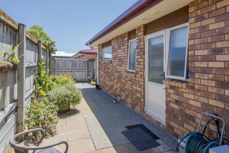 Photo of property in Rangeview Villas, 2/9 Fuller Close, Levin, 5510