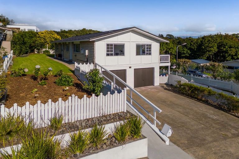 Photo of property in 51 Cumberland Street, Merrilands, New Plymouth, 4312