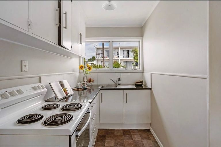 Photo of property in 3/68 Rua Road, Glen Eden, Auckland, 0602