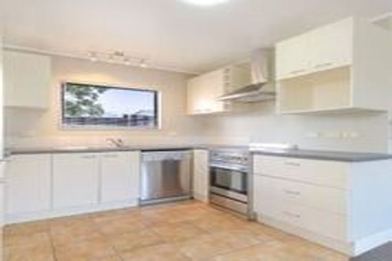 Photo of property in 323 Pakuranga Road, Pakuranga Heights, Auckland, 2010