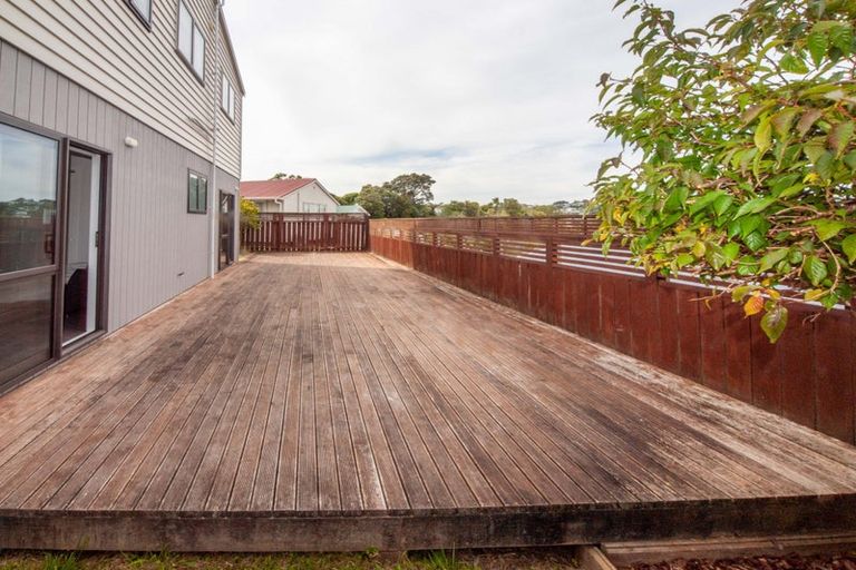 Photo of property in 43a Stewart Drive, Newlands, Wellington, 6037