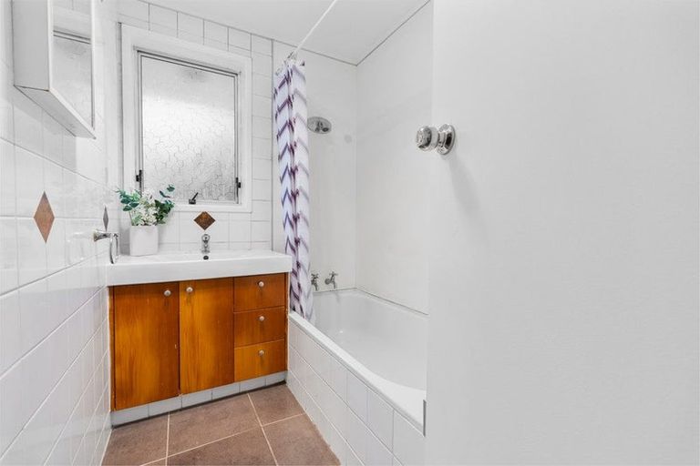 Photo of property in 1 Phillip Parade, Forrest Hill, Auckland, 0620