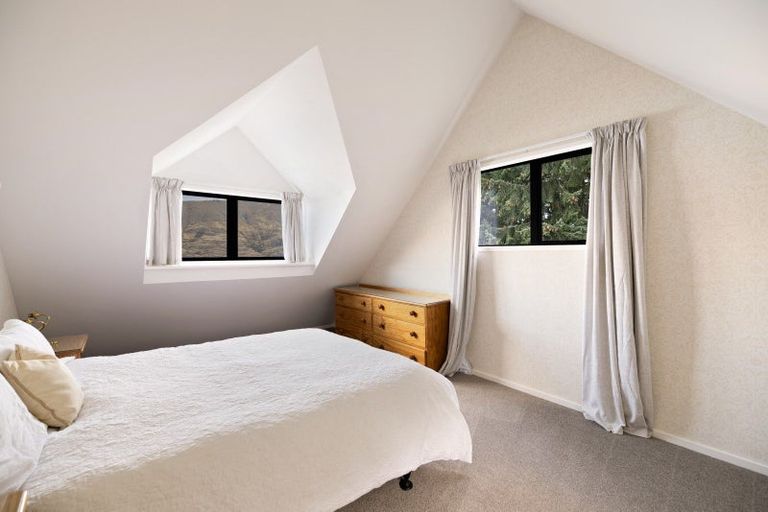 Photo of property in 1 Von Place, Fernhill, Queenstown, 9300