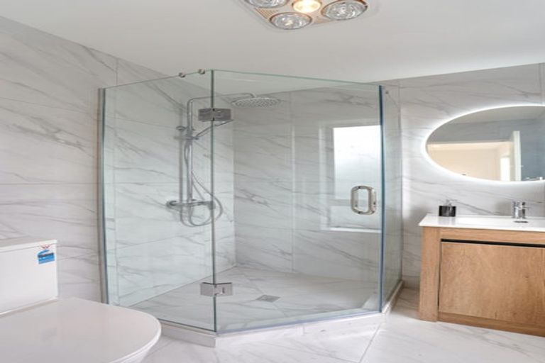 Photo of property in 4a Unsworth Drive, Unsworth Heights, Auckland, 0632