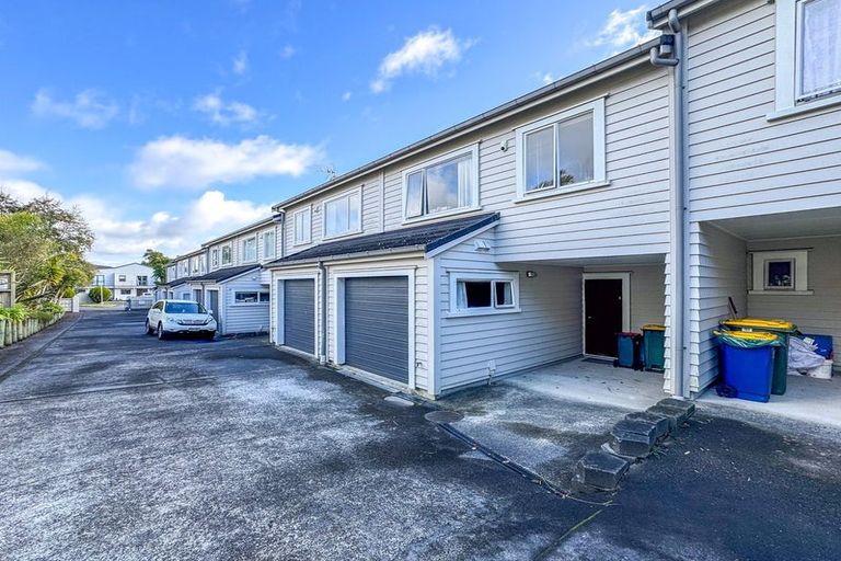 Photo of property in 7/78 Fernhill Way, Oteha, Auckland, 0632