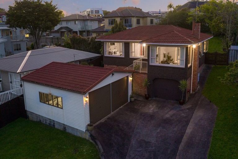 Photo of property in 4 Merville Avenue, Te Atatu South, Auckland, 0610