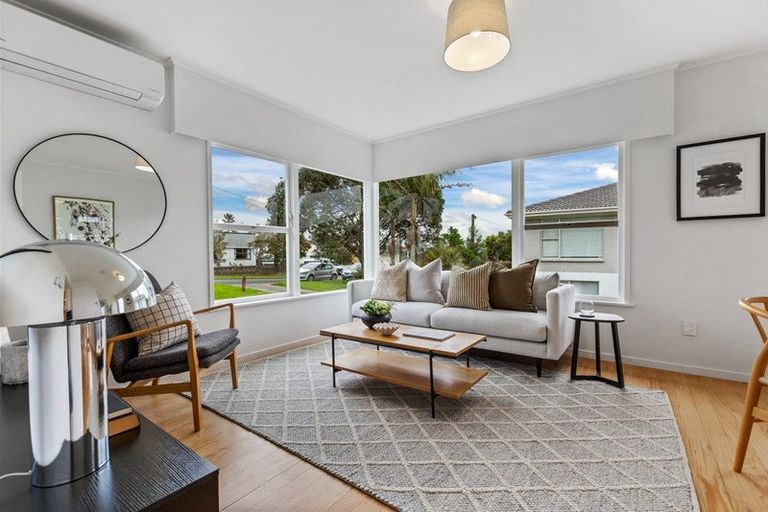 Photo of property in 1/14 Westwell Road, Belmont, Auckland, 0622