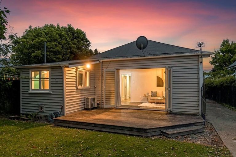 Photo of property in 74 Edward Avenue, Edgeware, Christchurch, 8013
