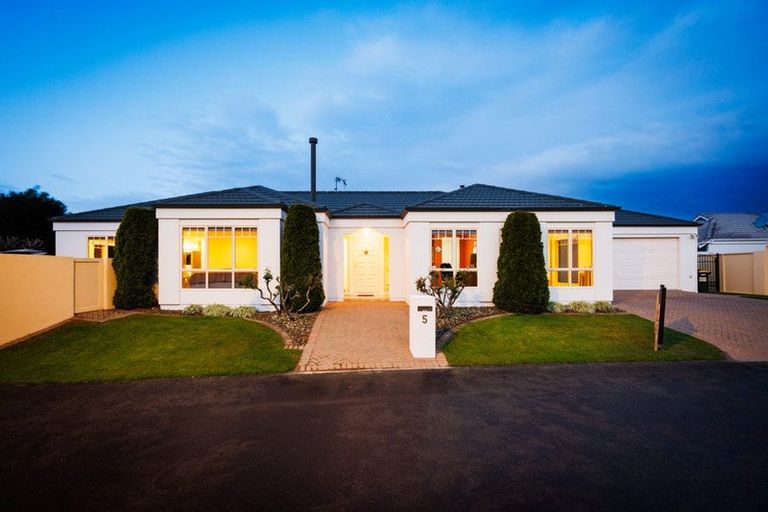 Photo of property in 5 Fountain Court, Palmerston North, 4410
