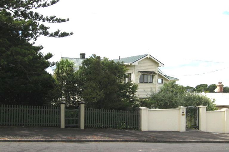 Photo of property in 14 Bridge View Road, Birkenhead, Auckland, 0626