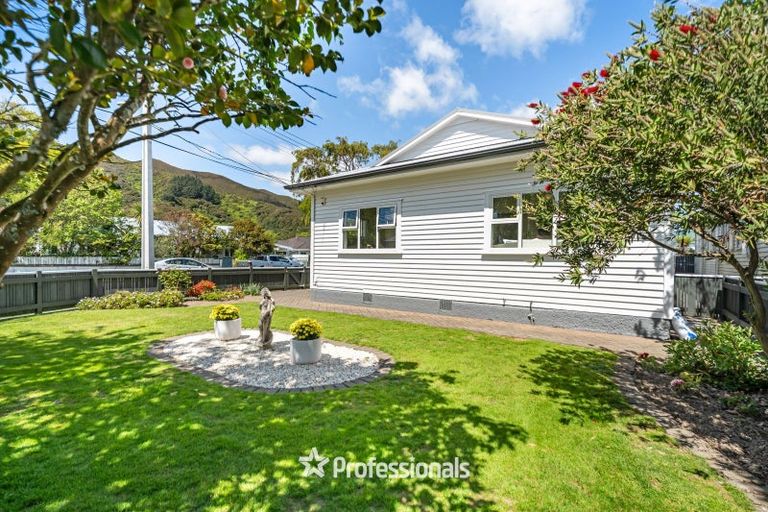 Photo of property in 32 Birdwood Road, Waterloo, Lower Hutt, 5011
