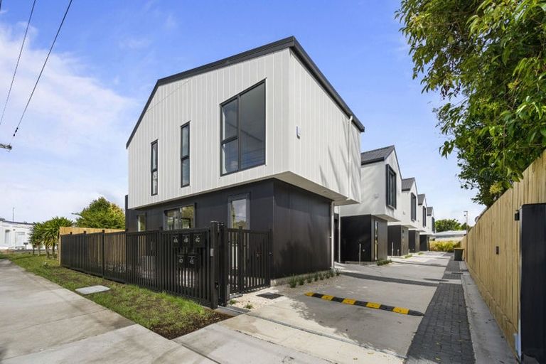 Photo of property in 4 Roberts Road, Matakatia, Whangaparaoa, 0930