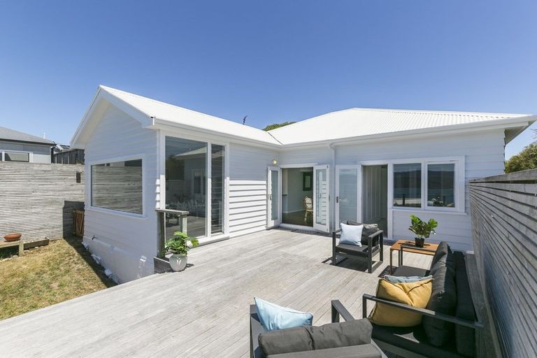 Photo of property in 114 Nevay Road, Karaka Bays, Wellington, 6022