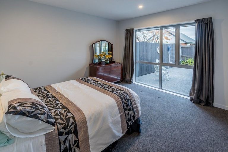 Photo of property in 2/12 Kirsten Place, Parklands, Christchurch, 8083