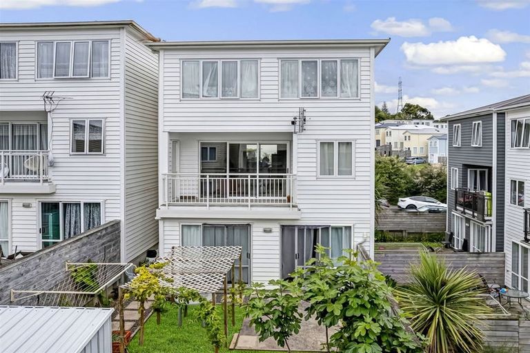 Photo of property in 28 Fernly Rise, Flat Bush, Auckland, 2019