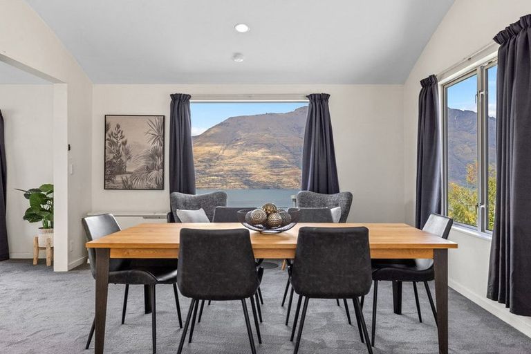 Photo of property in 32 Dart Place, Fernhill, Queenstown, 9300