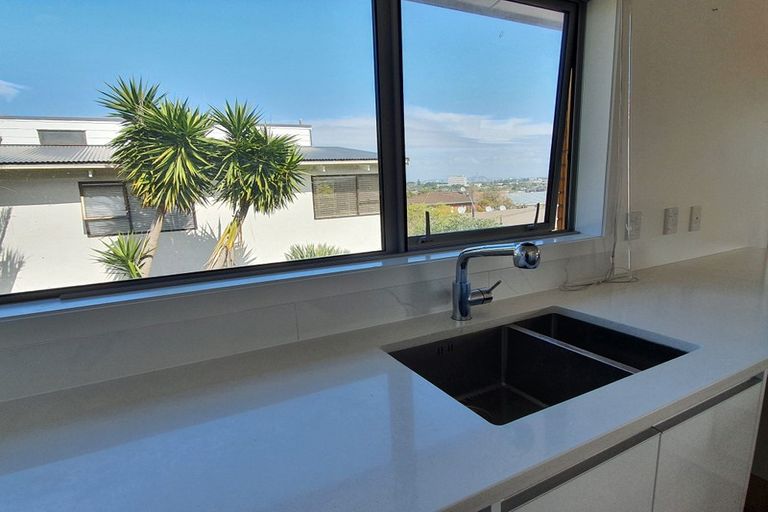 Photo of property in 3/104 East Coast Road, Forrest Hill, Auckland, 0620