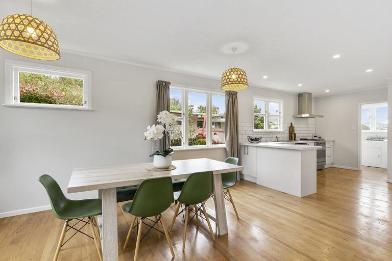 Photo of property in 6 Thurleigh Grove, Karori, Wellington, 6012