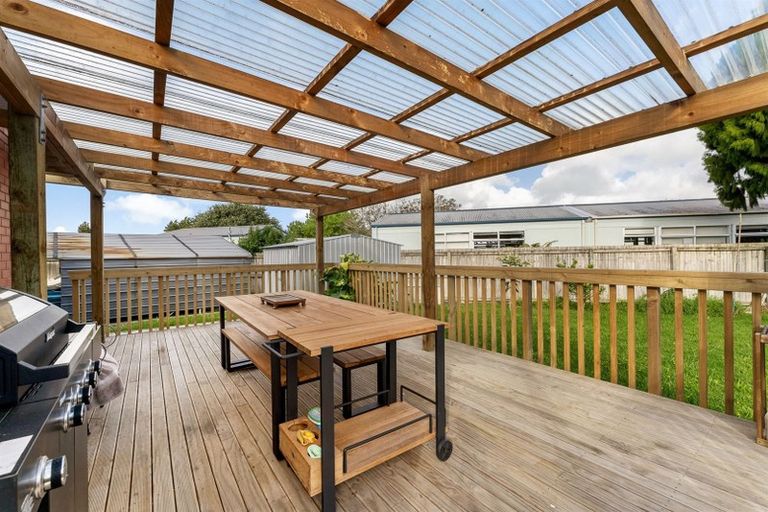 Photo of property in 9 Gwendoline Avenue, Te Atatu Peninsula, Auckland, 0610