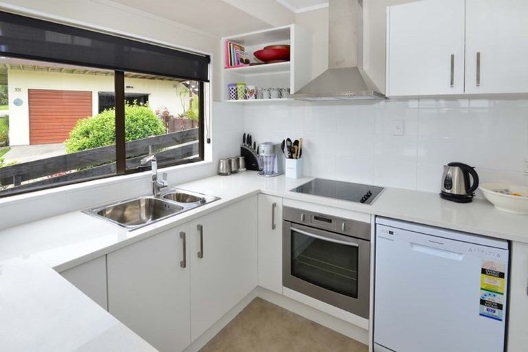 Photo of property in 14 Royalty Rise, Red Beach, 0932