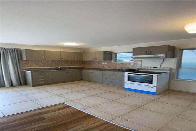 Photo of property in 1040 East Coast Road, Fairview Heights, Auckland, 0630
