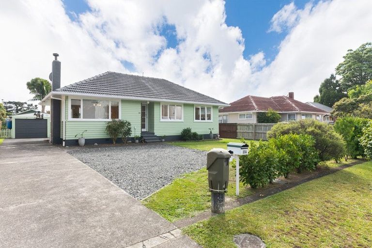 Photo of property in 23a Hereford Street, Te Atatu Peninsula, Auckland, 0610