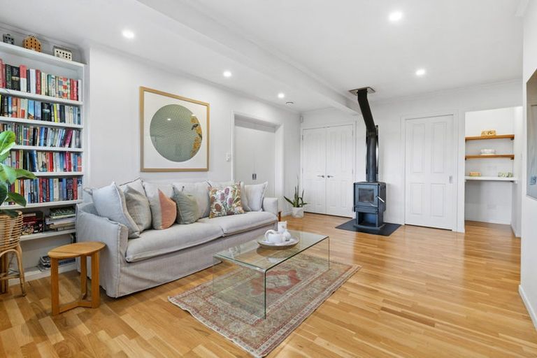 Photo of property in 70 Selwyn Crescent, Forrest Hill, Auckland, 0620