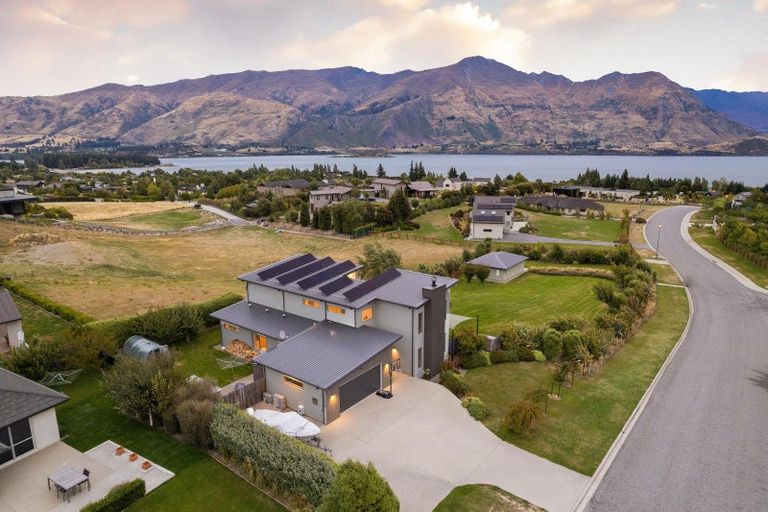 Photo of property in 28 Minaret Ridge, Wanaka, 9305
